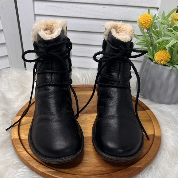 UGG Caspia 1932 Black Leather Lace Up Ankle Sheepskin Winter Fall Boots Sz. 8 - Picture 4 of 11